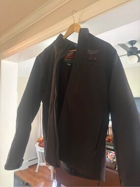 Men's Milwaukee Large M12 12-Volt Cordless Tough Shell Black jacket batteries